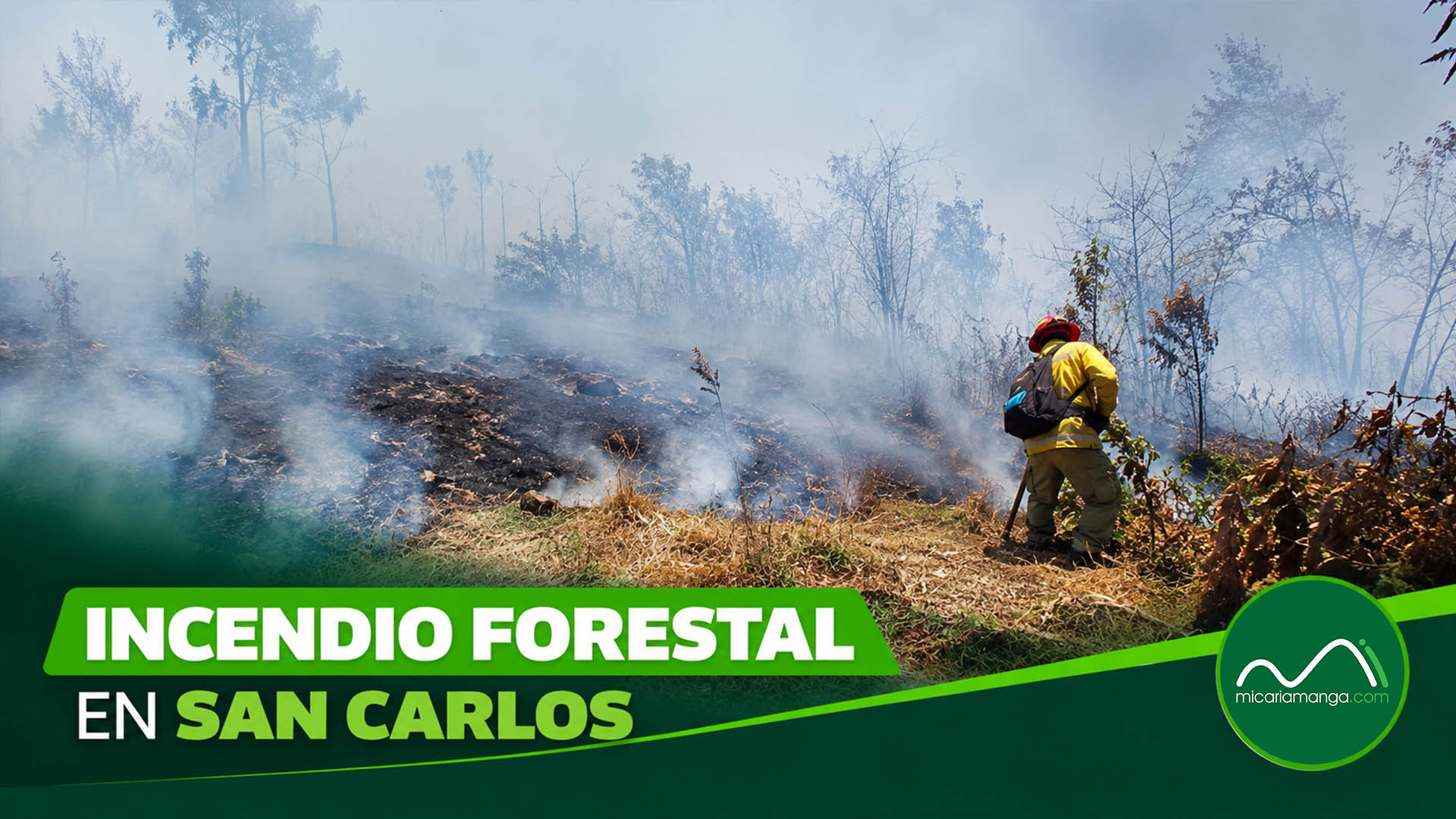 Bombero trabaja en el área afectada por el incendio forestal de San Carlos, cantón Calvas